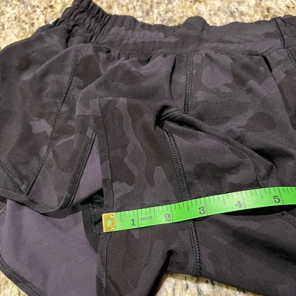 Lululemon Hotty Hot Short II *2.5" - Incognito Camo Multi Grey / Black - Picture 7 of 9